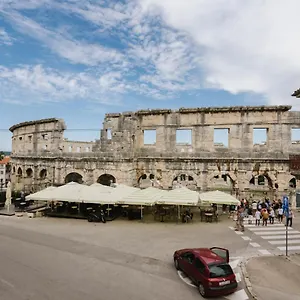 Anni , Pula Croacia